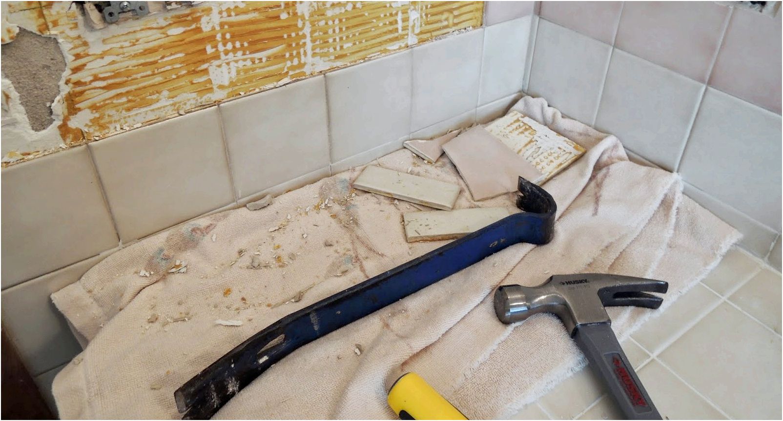 Демонтаж плитки, как снять с пола, стены или аккуратно убрать старую керамику не повредив