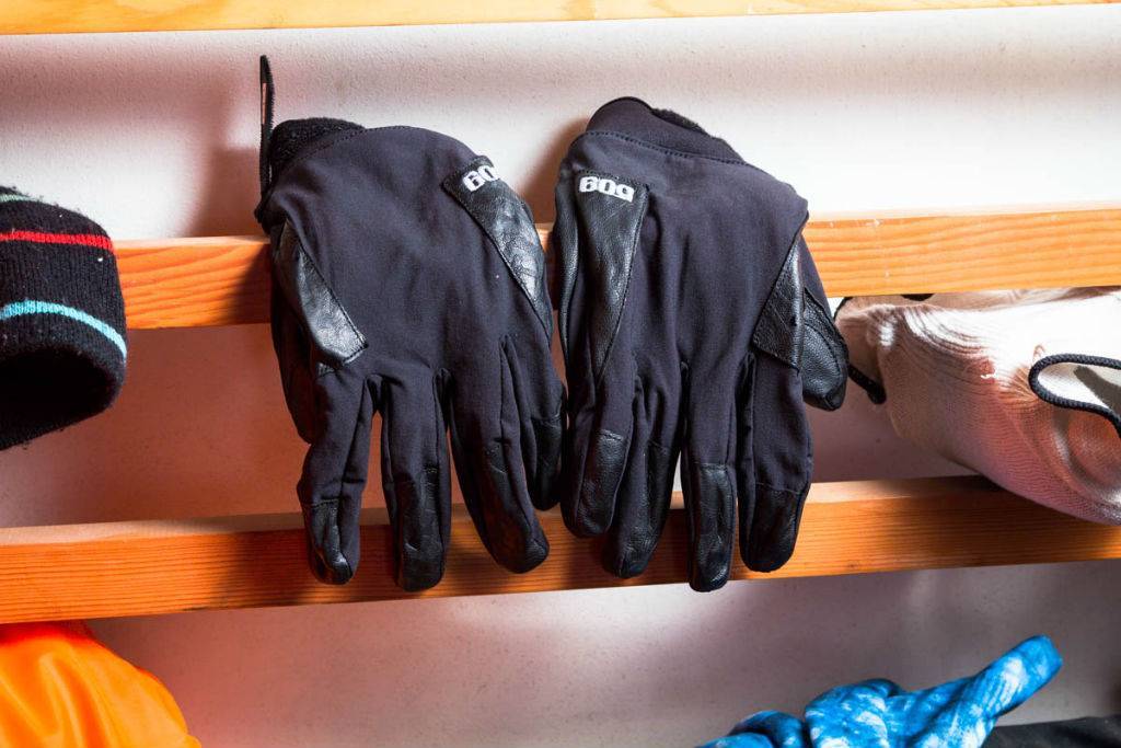 Как вычистить кожаные перчатки от грязи, пятен и засаливания: химчистка и домашние методы