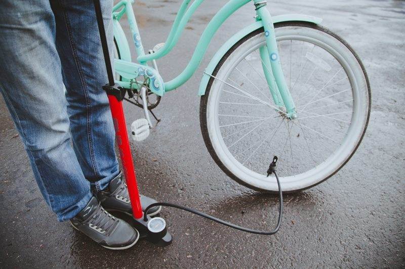 Как накачать колесо на велосипеде без насоса — rollerbord