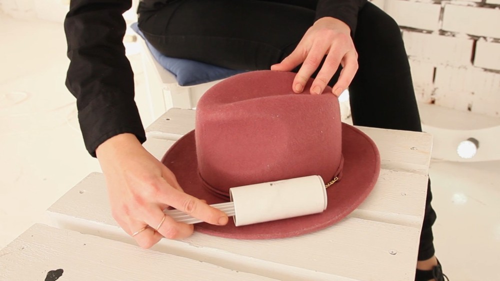 Как почистить фетровую шляпу в домашних условиях? способы чистки от грязи и лоска. как обновить подкладку?
