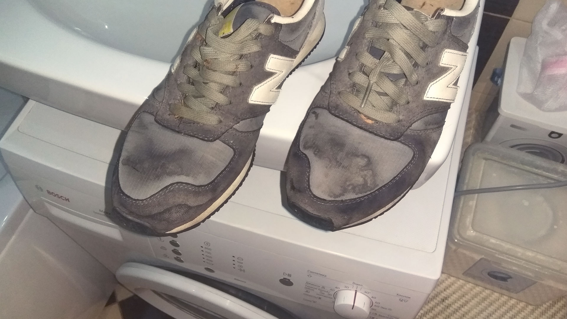 Как правильно стирать кроссовки и кеды в стиральной машине?