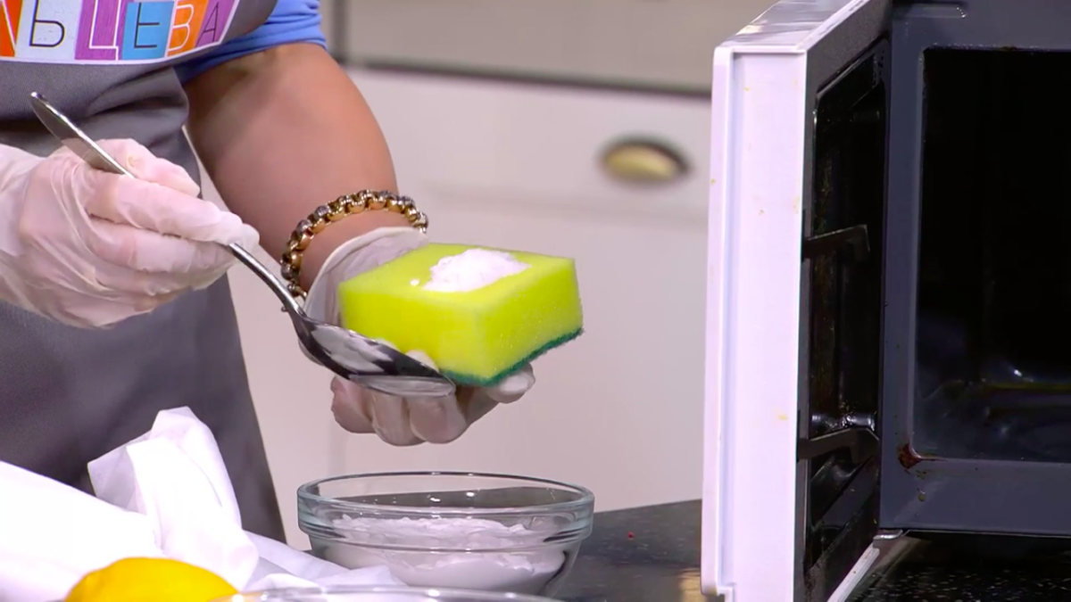 Как почистить микроволновку в домашних условиях: уксусом, содой, лимонной кислотой? как эффективно почистить микроволновку за 5 минут?