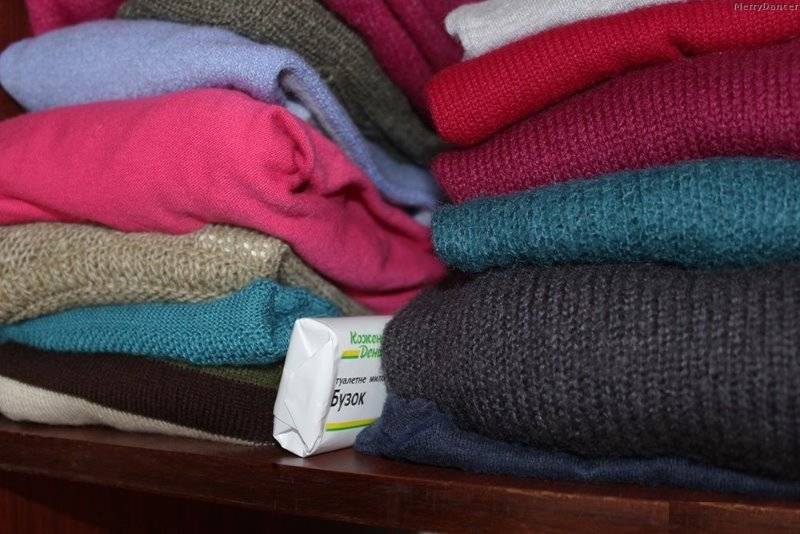 Как избавиться от запаха сырости в одежде и в шкафу