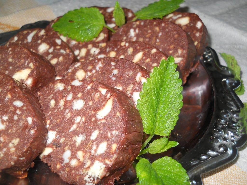 Классическая шоколадная колбаса из печенья и какао — 8 пошаговых рецептов