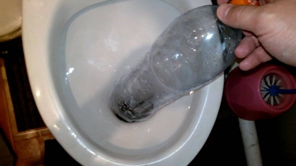 Как прочистить засор унитаза пластиковой бутылкой, содой и уксусом, тросом самостоятельно, фото и видео