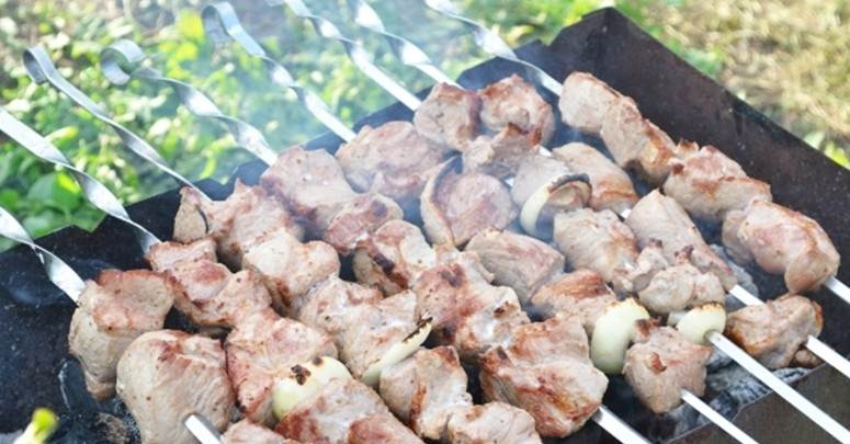 Как замариновать шашлык из свинины чтобы мясо было сочным. классический рецепт с уксусом и луком