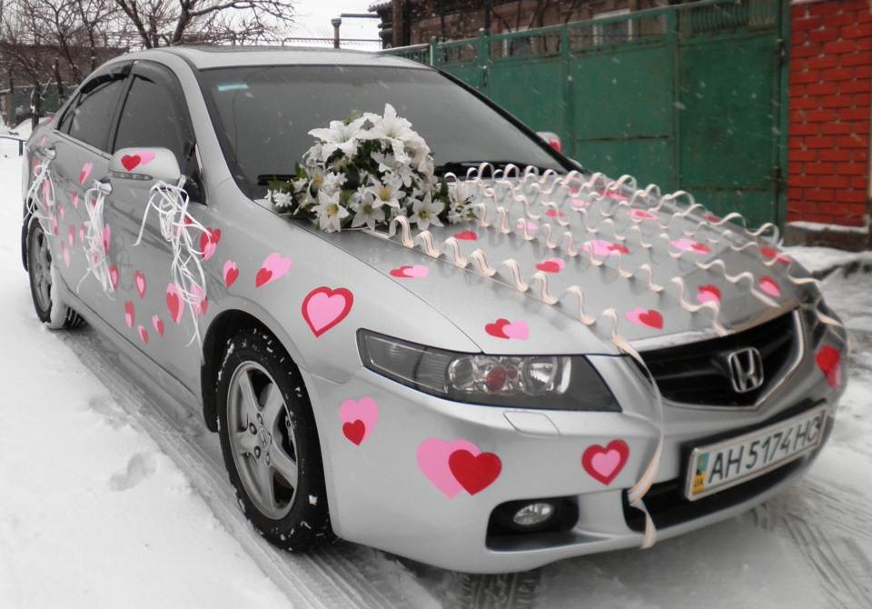 Как крепить украшения на машину на свадьбу. украшение на свадьбу машины тканью. как сделать сердца на свадебную машину своими руками