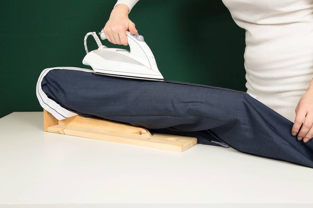 Как правильно гладить брюки со стрелками и без них в зависимости от материалов