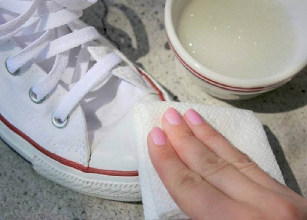 Как почистить белые кроссовки?