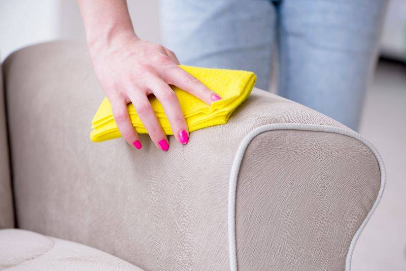 Как быстро и эффективно почистить мягкую мебель в домашних условиях: способы и средства