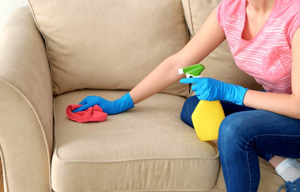 Как почистить диван в домашних условиях от засаленности: чем и как отмыть обивку из ткани на мягкой мебели?