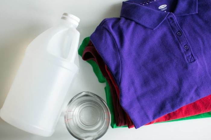 Как убрать пятна от пота на одежде: цветной и белой