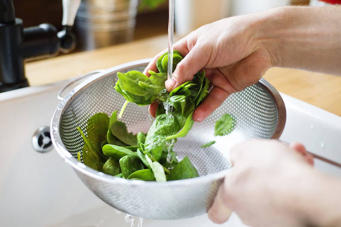 Как правильно хранить зелень в холодильнике в домашних условиях?