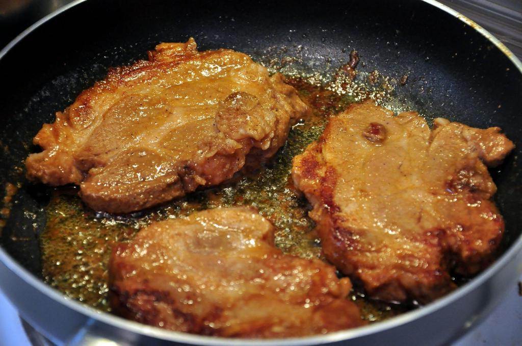 Свинина жареная на сковороде кусочками с луком – 6 рецептов, как вкусно пожарить мясо