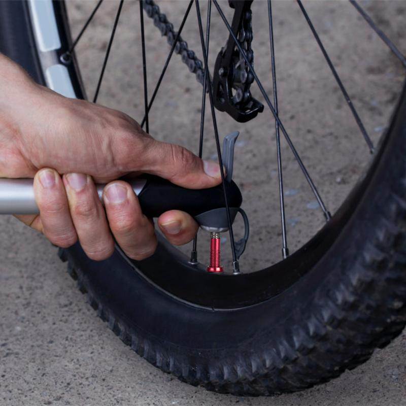 Как накачать шины велосипеда ручным насосом