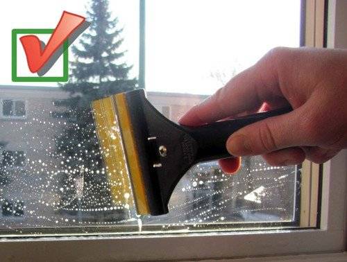 Проверенные способы и рецепты, как убрать царапины со стекла окна