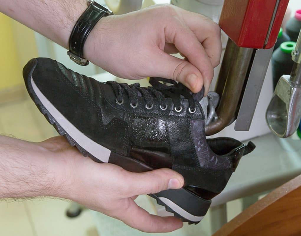 Опыт мастеров — как растянуть кроссовки