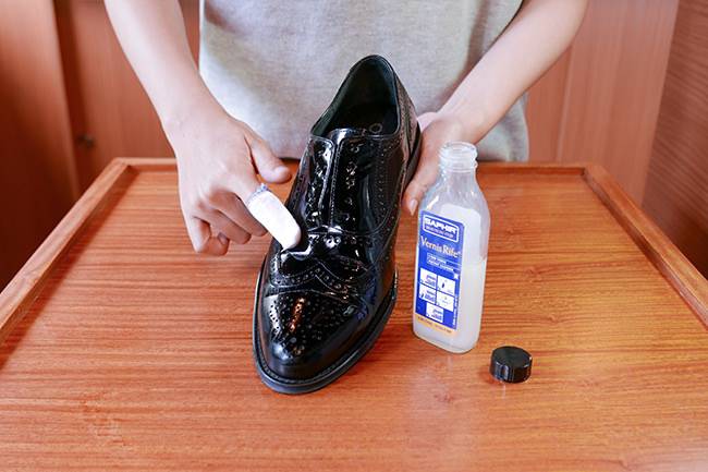 Как убрать черные полоски на обуви: зубная паста, молоко