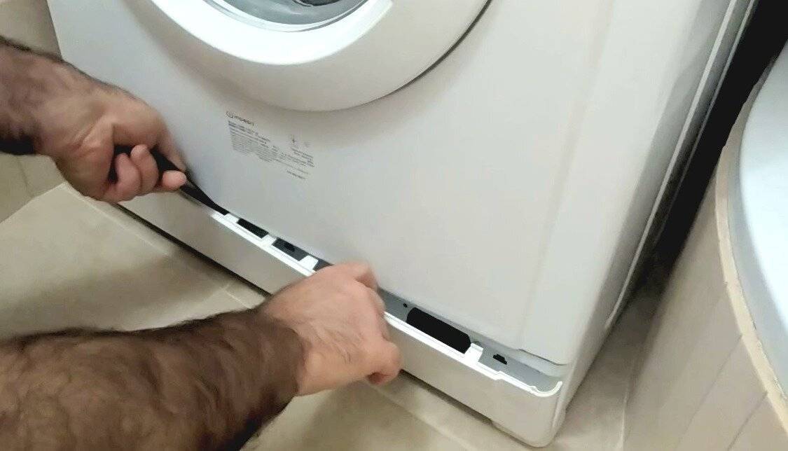 Как открыть фильтр стиральной машинки. Индезит очистка фильтра стиральная машина LG. Снять переднюю панель стиральной машины Индезит фильтр. Снять переднюю панель стиральной машины Индезит. Панель стиральной машины Bosch вертикальная.