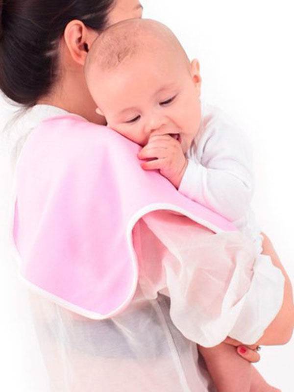 Как правильно держать новорожденного столбиком после кормления: видео и фото пошаговые