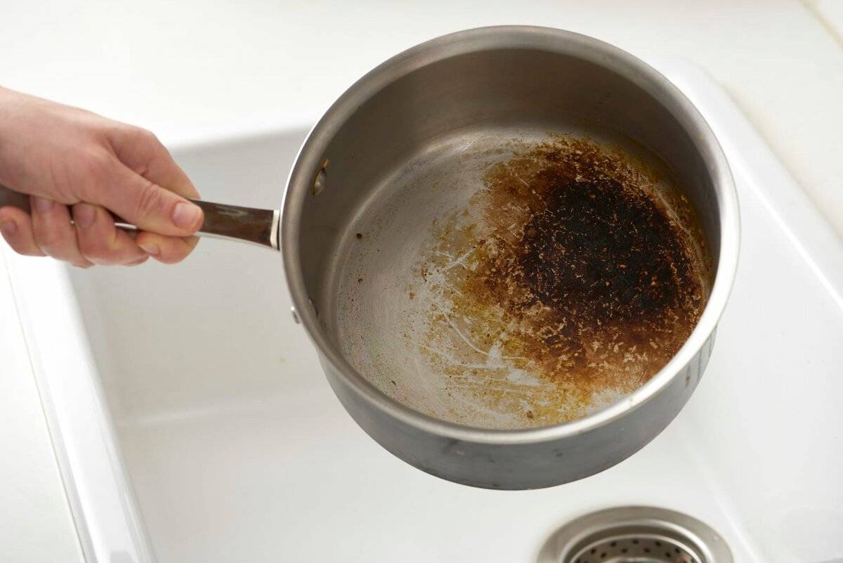 Как очистить пригоревшую эмалированную кастрюлю, чем отмыть от нагара, темного налета и подгоревшей еды на дне