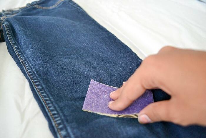 Как делают потертости на джинсах, самые простые методы