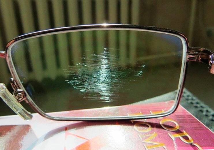 Царапины на очках для зрения — как их убрать