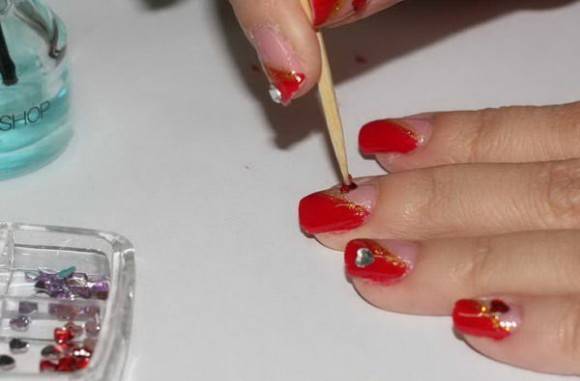 Как самостоятельно приклеить стразы на ногти - сайт о ногтях