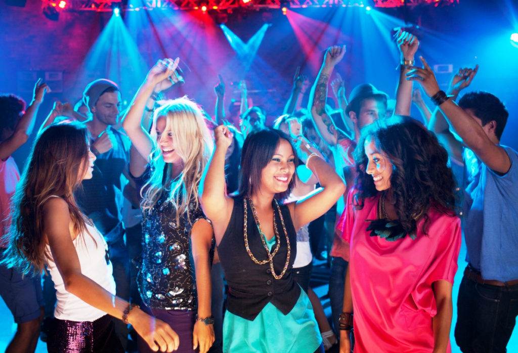 Как правильно танцевать под клубную музыку на дискотеке