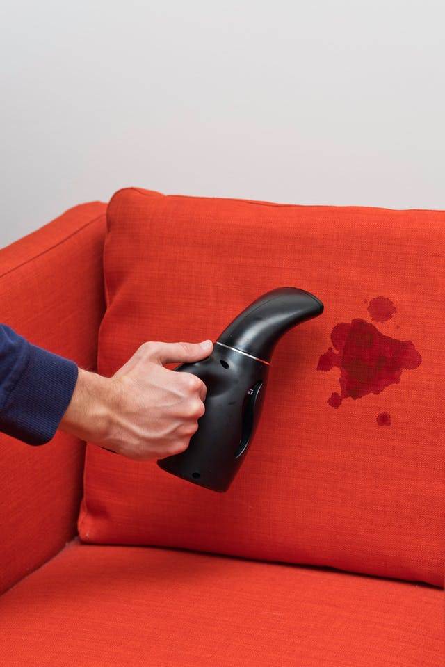 Чем отмыть кровь с дивана в домашних условиях быстро