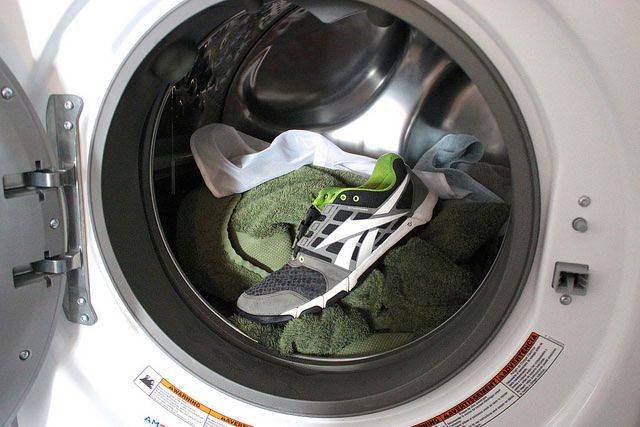 Как правильно стирать кроссовки в стиральной машине?