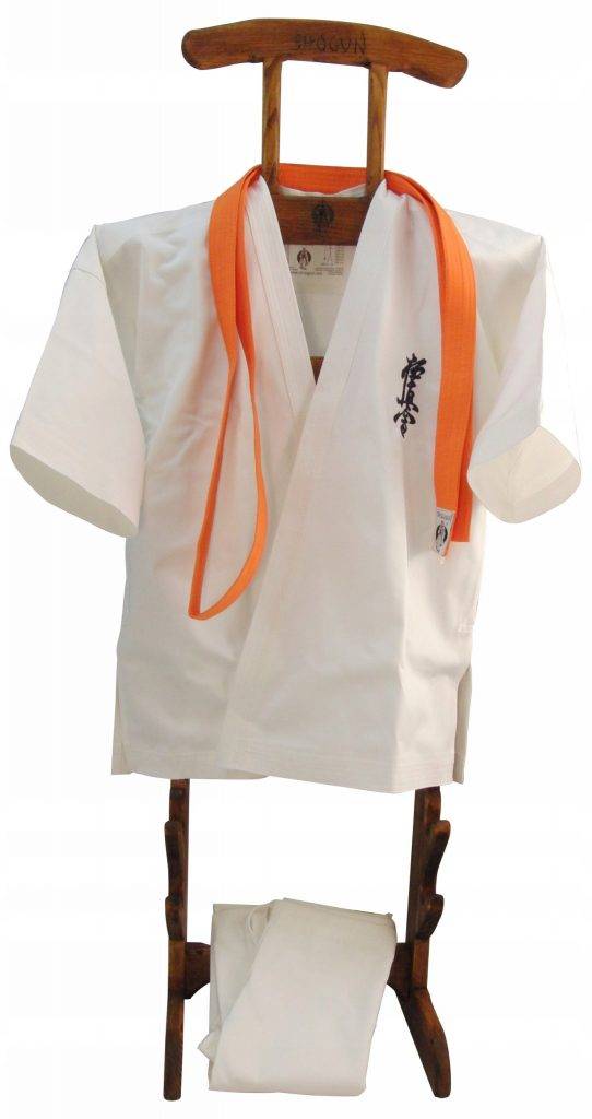 Как стирать кимоно (для дзюдо, каратэ и т.д.) в стиральной машине и вручную, как сушить, отбеливать, чем вывести пятна?