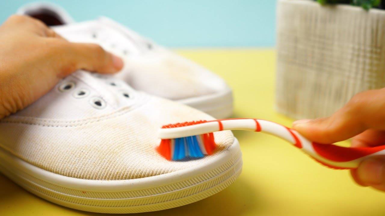 Кроссовки мыть можно. White Shoe Cleaner. Clean White Shoes. Cleaning White Shoes Laces. Shoe Cleaner for White Shoes.