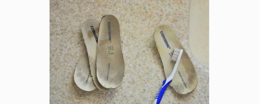 Как отбелить и постирать белые кроссовки в домашних условиях