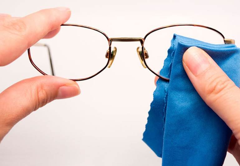 Что делать, если поцарапались солнцезащитные очки, как убрать потертости, как хранить, ухаживать за аксессуаром