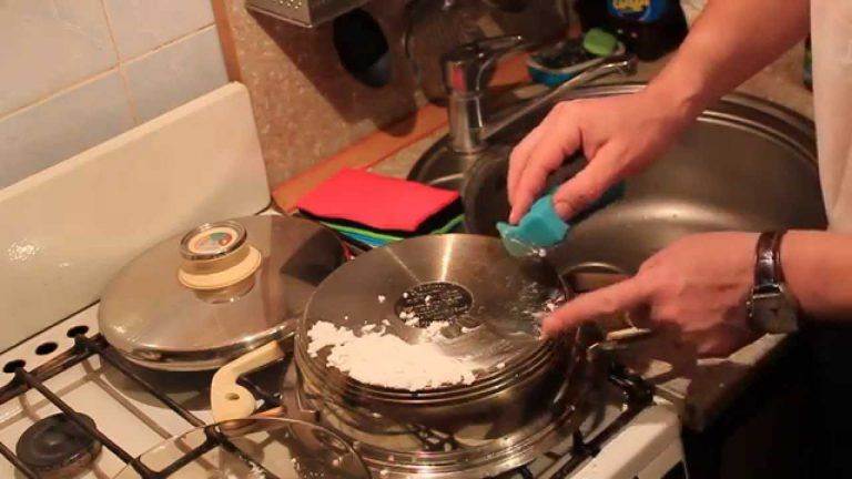 Чем почистить посуду из нержавеющей стали: бюджетные рецепты от нагара, накипи и для «зеркального» эффекта