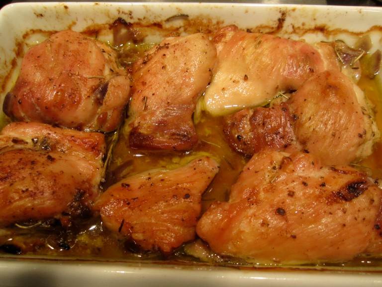 Как быстро и вкусно приготовить на сковороде куриные бедра: 6 несложных рецепта