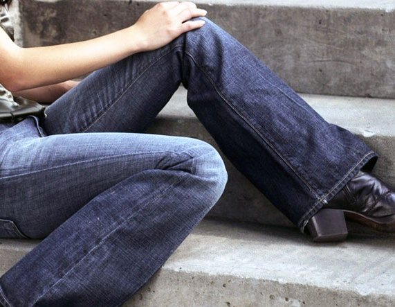 Новые джинсы красятся при носке, красят ноги, одежду: что делать, чтобы джинсы не красились, как закрепить цвет? можно ли вернуть джинсы, обратно в магазин, если они красятся? как правильно замочить д