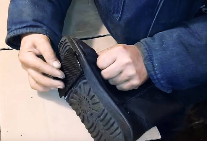 Как заклеить дырку на кроссовке