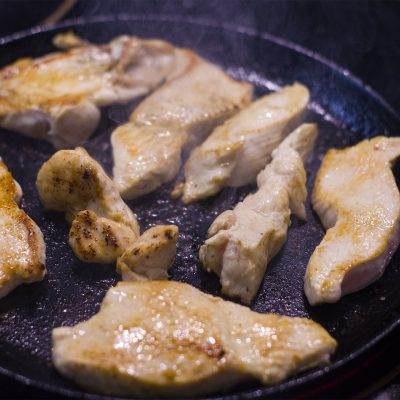 Курица жареная на сковороде — 8 простых и вкусных рецептов в домашних условиях