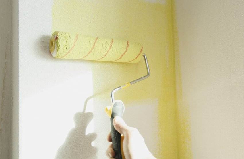 Как покрасить старые обои водоэмульсионной краской
