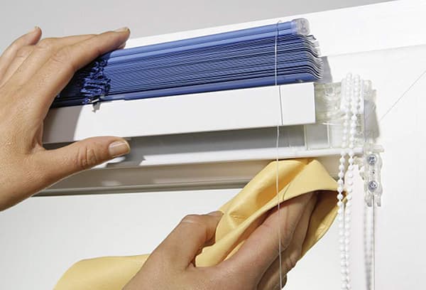 Как стирать рулонные шторы в домашних условиях: как почистить и помыть без снятия