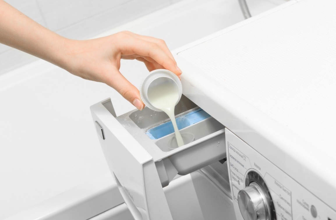 Куда заливать жидкий порошок в стиральной машине?