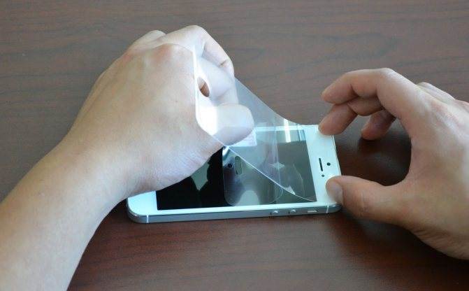 Как наклеить защитное стекло на телефон: инструкция, особенности, советы