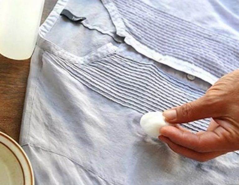 Как убрать супер клей с одежды в домашних условиях: чем можно удалить свежее и оттереть засохшее пятно от момента?