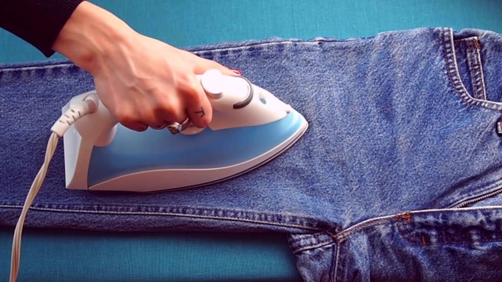 Как гладить джинсы после стирки и нужно ли это делать вообще
