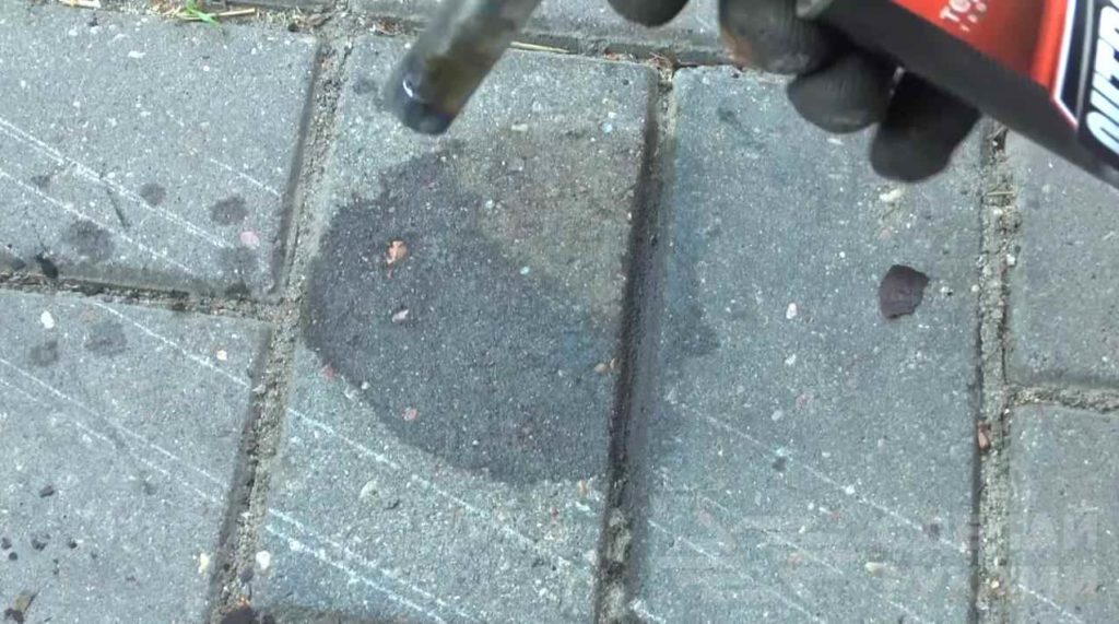 Как и чем отстирать пятно от машинного масла с одежды