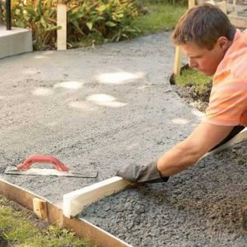 Красивые садовые дорожки из бетона: заливаем своими руками