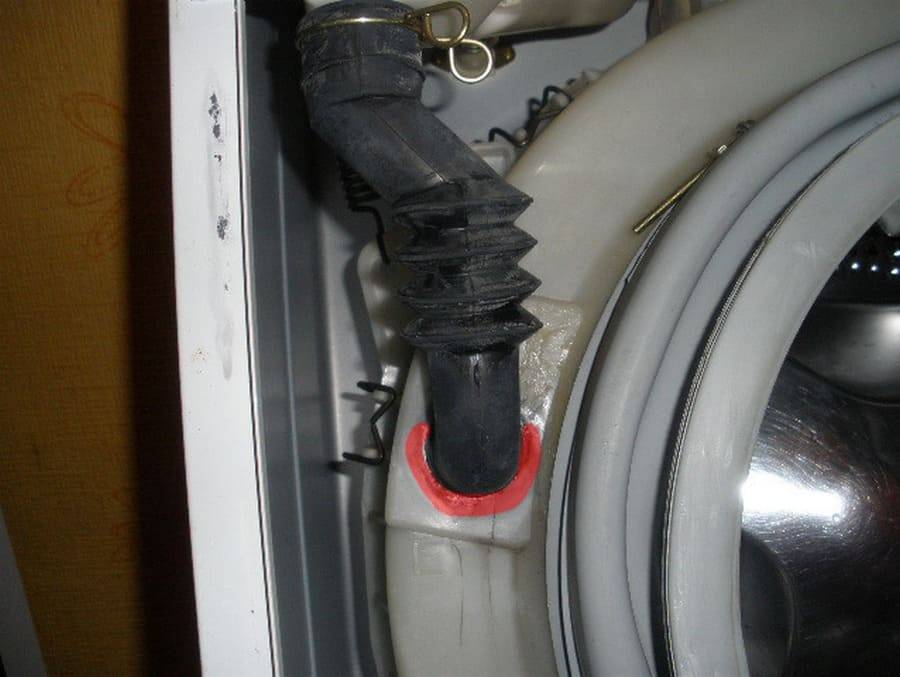 Почему протекает вода из дверцы стиральной машины снизу при отжиме. видео по ремонту стиралки своими руками. – сервисный центр «ремонтехник»