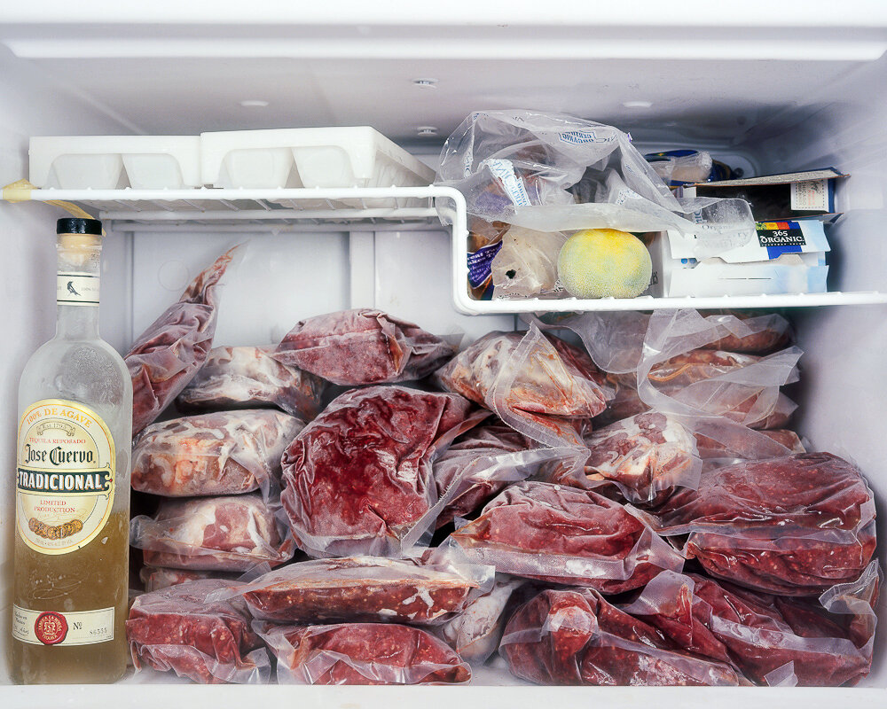 Сколько можно хранить мясо в холодильнике, морозилке и без них
